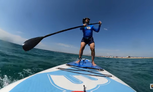 Un român și copiii săi salvați de un practicant SUP