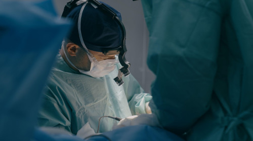 medic in sala de operatii