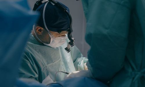 medic in sala de operatii