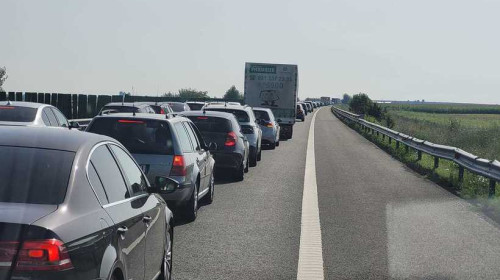 Aglomeraţie la ieşirea din ţară pe la Giurgiu/ Foto: Facebook