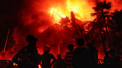 Manifestanţii au incendiat clădirea parlamentului din provincia Sulawesi de Sud/ Profimedia