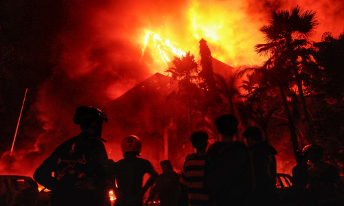 Manifestanţii au incendiat clădirea parlamentului din provincia Sulawesi de Sud/ Profimedia