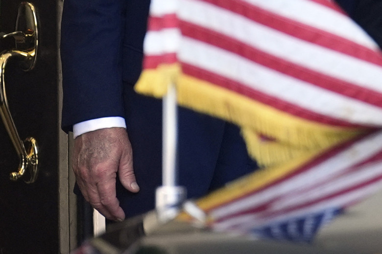 donald trump vanatai pe maini