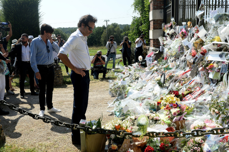 Anthony Delon et son demi-frère Alain-Fabien découvrent les hommages devant les grilles de la propriété de Douchy, quelques heures avant les obsèques de leur père, Alain Delon