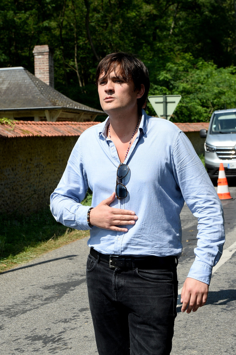 Anthony Delon et son demi-frère Alain-Fabien découvrent les hommages devant les grilles de la propriété de Douchy, quelques heures avant les obsèques de leur père, Alain Delon