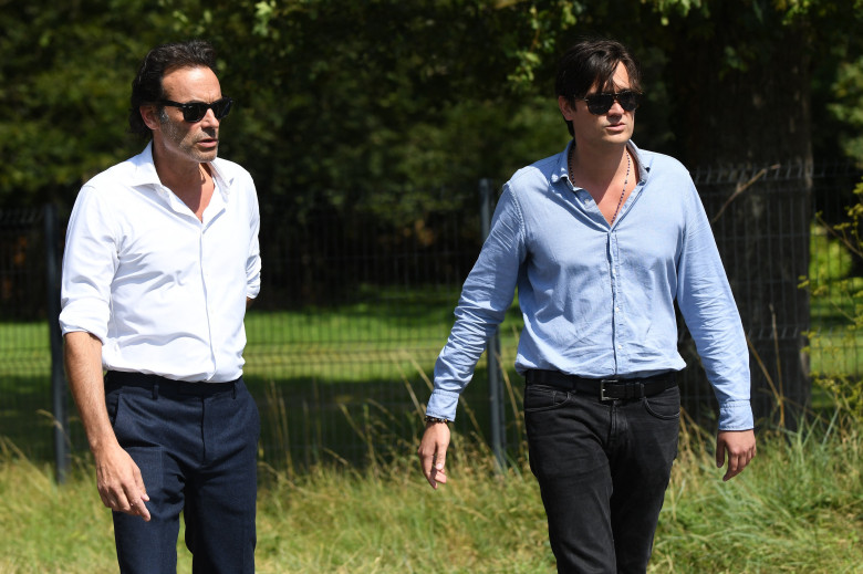 Anthony Delon et son demi-frère Alain-Fabien découvrent les hommages devant les grilles de la propriété de Douchy, quelques heures avant les obsèques de leur père, Alain Delon