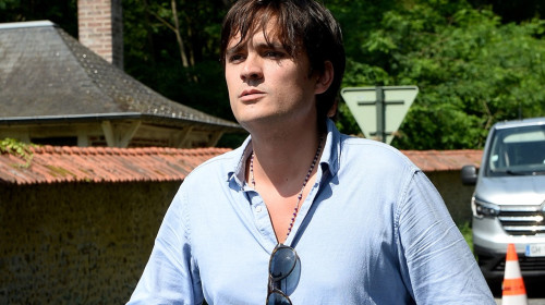 Anthony Delon et son demi-frère Alain-Fabien découvrent les hommages devant les grilles de la propriété de Douchy, quelques heures avant les obsèques de leur père, Alain Delon