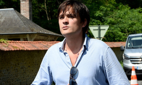 Anthony Delon et son demi-frère Alain-Fabien découvrent les hommages devant les grilles de la propriété de Douchy, quelques heures avant les obsèques de leur père, Alain Delon