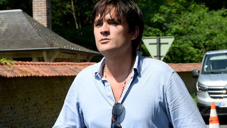 Anthony Delon et son demi-frère Alain-Fabien découvrent les hommages devant les grilles de la propriété de Douchy, quelques heures avant les obsèques de leur père, Alain Delon
