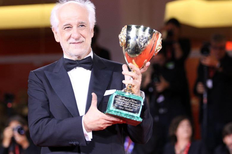 Europe, Italy, Lido di Venezia, September 06, 2025: Toni Servillo poses with the Coppa Volpi for Best Actor for the movie 'La Grazia' during the winners photocall at the 82nd Venice International Film Festival on September 06, 2025 in Venice, Italy. Pho
