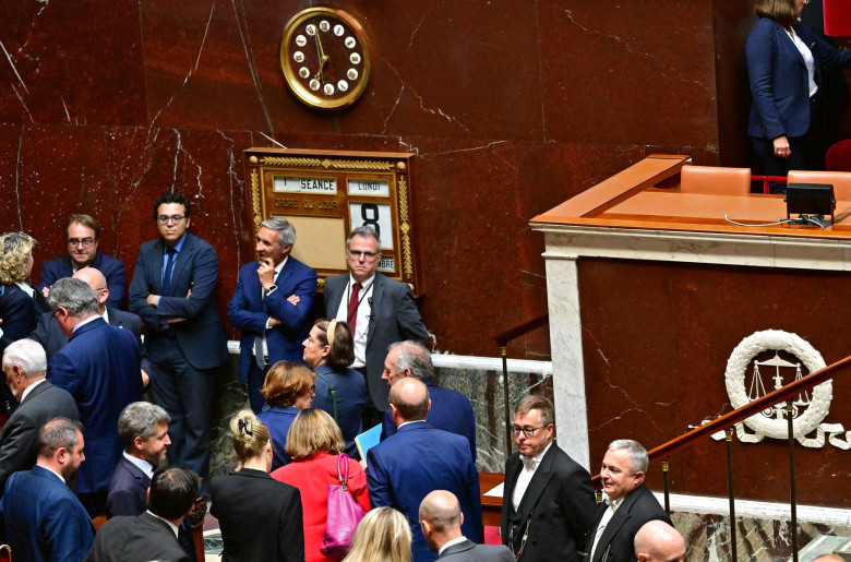 L'Assemblée nationale, réunie en session extraordinaire par le président de la République, a voté contre la confiance pour François Bayrou.