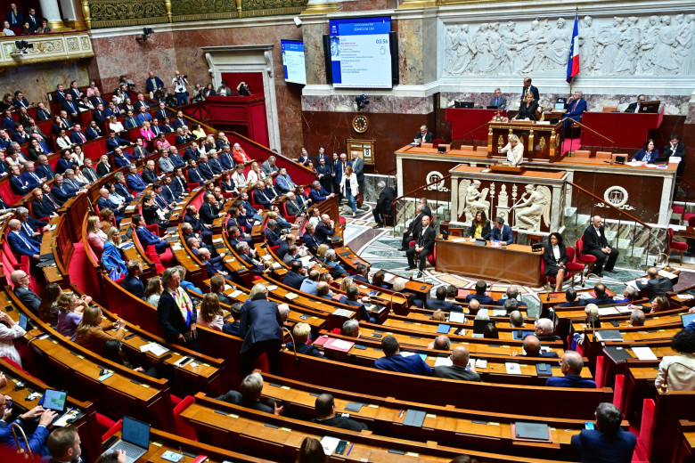 L'Assemblée nationale, réunie en session extraordinaire par le président de la République, a voté contre la confiance pour François Bayrou.