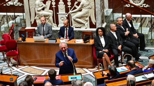 L&apos;Assemblée nationale, réunie en session extraordinaire par le président de la République, a voté contre la confiance pour François Bayrou.