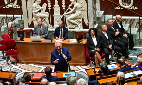 L'Assemblée nationale, réunie en session extraordinaire par le président de la République, a voté contre la confiance pour François Bayrou.