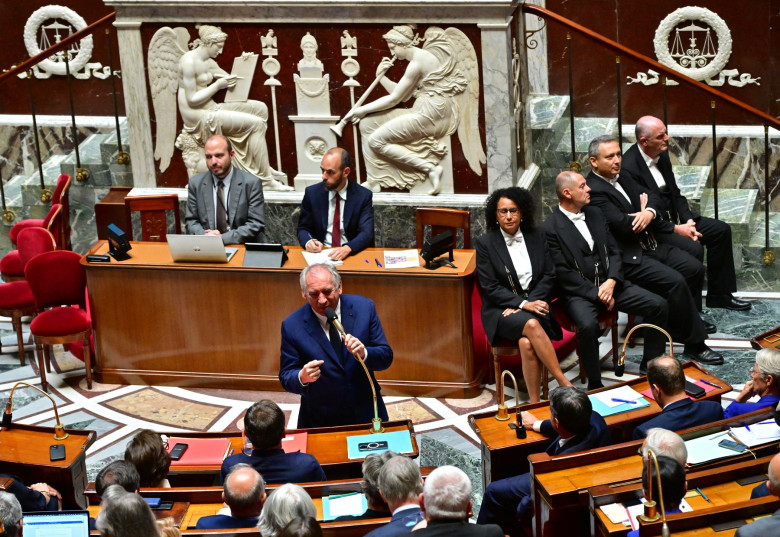 L'Assemblée nationale, réunie en session extraordinaire par le président de la République, a voté contre la confiance pour François Bayrou.