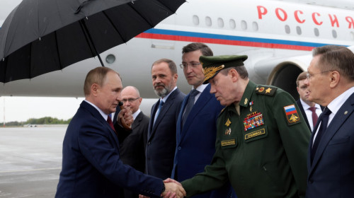 Vladimir Putin dă mâna cu generalul Valeri Gherasimov