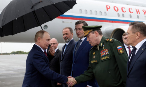 Vladimir Putin dă mâna cu generalul Valeri Gherasimov