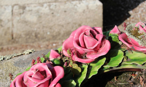 Decoration on a tomb in a cemetery in Noirmoutier (France).