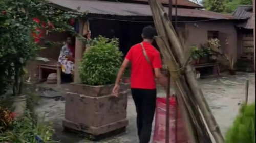 Momentul când un nepalez s-a întors pentru prima dată acasă să își vadă familia/ Foto: Captură video