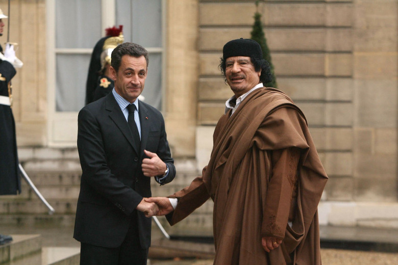Nicolas Sarkozy și Muammar Gaddafi