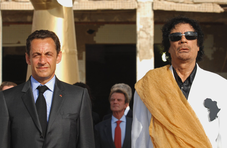 Nicolas Sarkozy și Muammar Gaddafi
