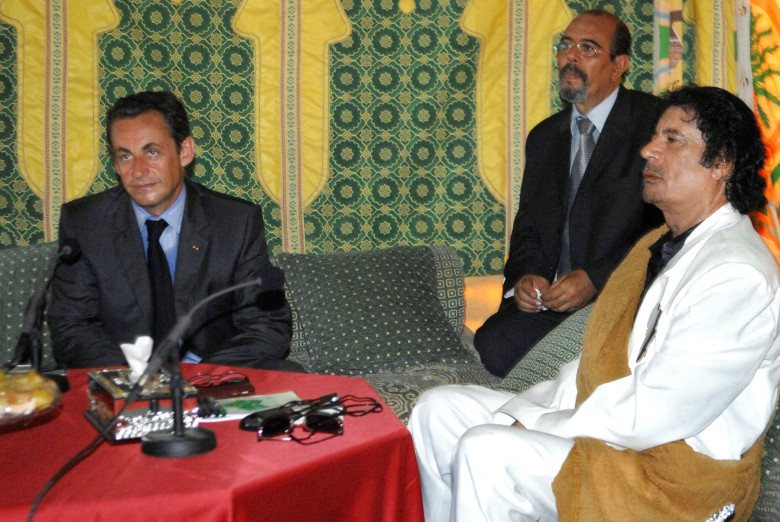 Nicolas Sarkozy și Muammar Gaddafi