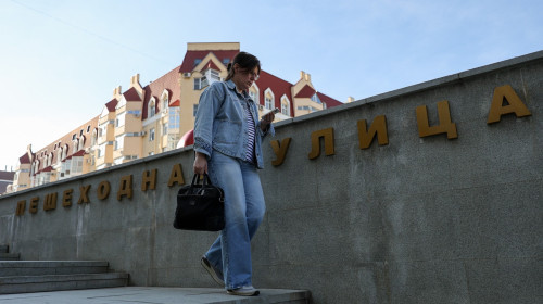 rusia, femeie care merge pe strada