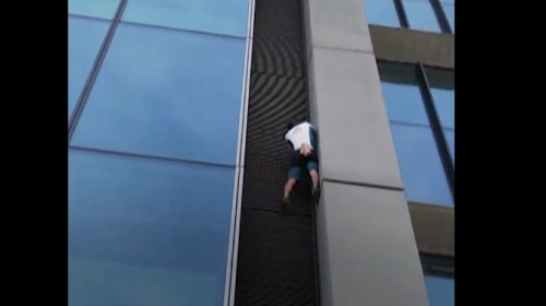 Căţărătorul francez Titouan Leduc, arestat în timp ce escaladează cu mâna goală cel mai înalt turn din UE