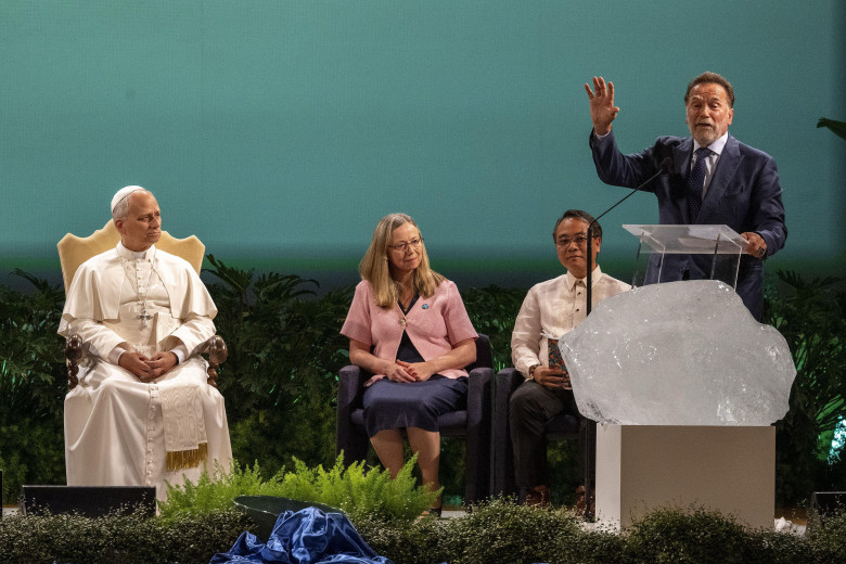 Castel Gandolfo, Italy. 01st Oct, 2025. **NO LIBRI** Italy, Castel Gandolfo, Vatican, 2025/10/1 Pope Leo XIV (L) listens to US actor and politician Arnold Schwarzenegger during the International Conference “Raising Hope for Climate Justice” on the occasio