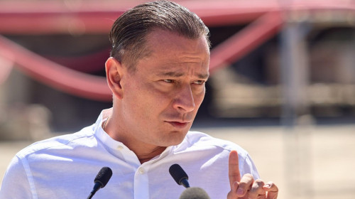 Bucharest, Romania. 28th Aug, 2025: Sector 4 Mayor Daniel Baluta speaks during a press conference about the reconstruction work on the concrete slab covering the Dambovita River in Unirii Square. Severely degraded, the 350-meter concrete slab partly built