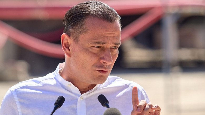 Bucharest, Romania. 28th Aug, 2025: Sector 4 Mayor Daniel Baluta speaks during a press conference about the reconstruction work on the concrete slab covering the Dambovita River in Unirii Square. Severely degraded, the 350-meter concrete slab partly built