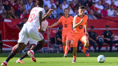 Sevilla FC v FC Barcelona, Barca - LaLiga EA Sports SEVILLE, SPAIN - OCTOBER 5: Pedri of FC Barcelona runs with the ball
