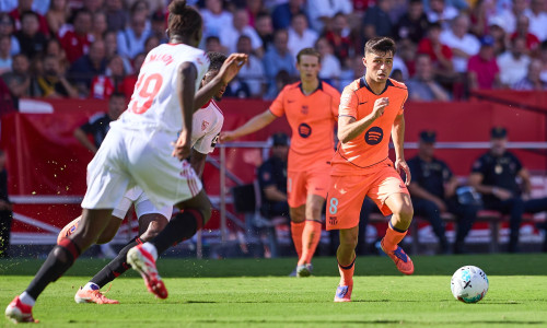Sevilla FC v FC Barcelona, Barca - LaLiga EA Sports SEVILLE, SPAIN - OCTOBER 5: Pedri of FC Barcelona runs with the ball