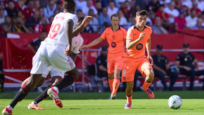 Sevilla FC v FC Barcelona, Barca - LaLiga EA Sports SEVILLE, SPAIN - OCTOBER 5: Pedri of FC Barcelona runs with the ball