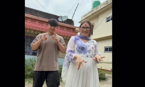 Un tânăr nepalez s-a filmat dansând pe manele cu soția sa, o româncă din București