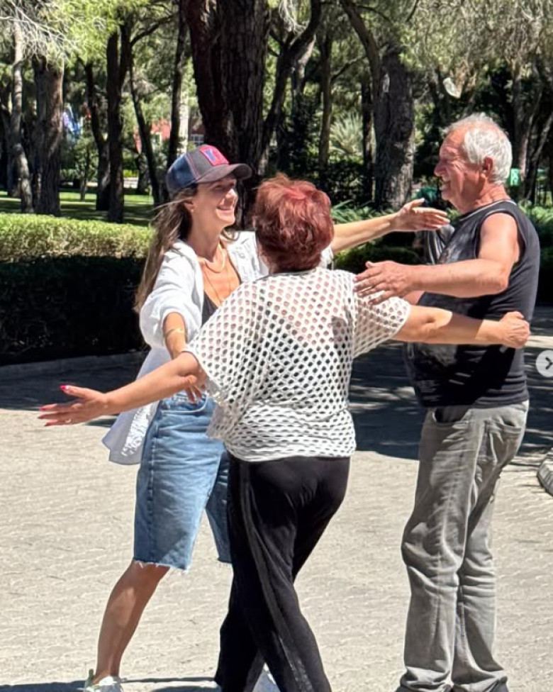 adela popescu si parintii ei