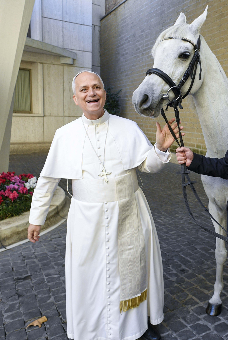 Vatican. 15 Oct, 2025. Leo XIV receives a purebred Arabian horse as a gift at the Vatican on October 15, 2025. Proton, a purebred Arabian, was given to the Pope by Andrzej Michalski, owner and founder of the Michalski Stud Farm, in Kolobrzeg-Budzistowo, P