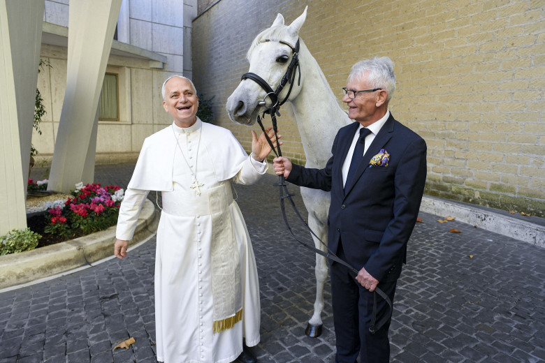 Vatican. 15 Oct, 2025. Leo XIV receives a purebred Arabian horse as a gift at the Vatican on October 15, 2025. Proton, a purebred Arabian, was given to the Pope by Andrzej Michalski, owner and founder of the Michalski Stud Farm, in Kolobrzeg-Budzistowo, P