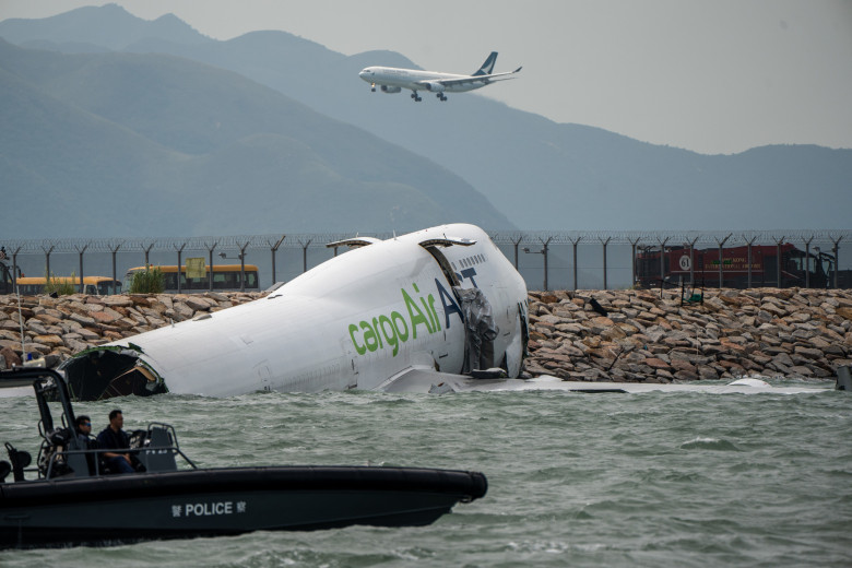 Un avion din Hong Kong a lovit un vehicul la aterizare/ Profimedia