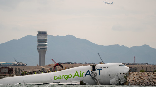 Un avion din Hong Kong a lovit un vehicul la aterizare/ Profimedia
