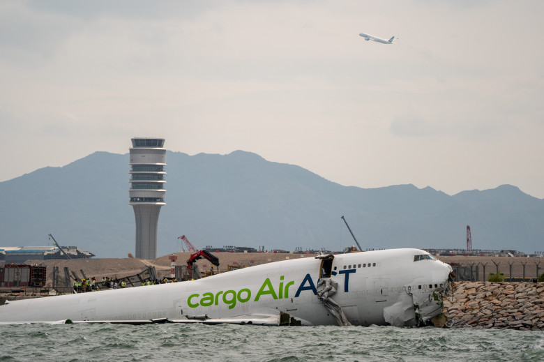 Un avion din Hong Kong a lovit un vehicul la aterizare/ Profimedia
