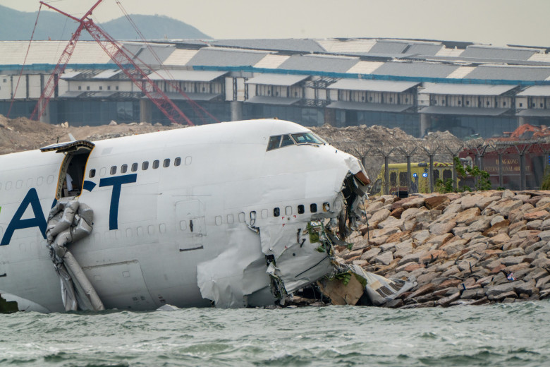 Un avion din Hong Kong a lovit un vehicul la aterizare/ Profimedia