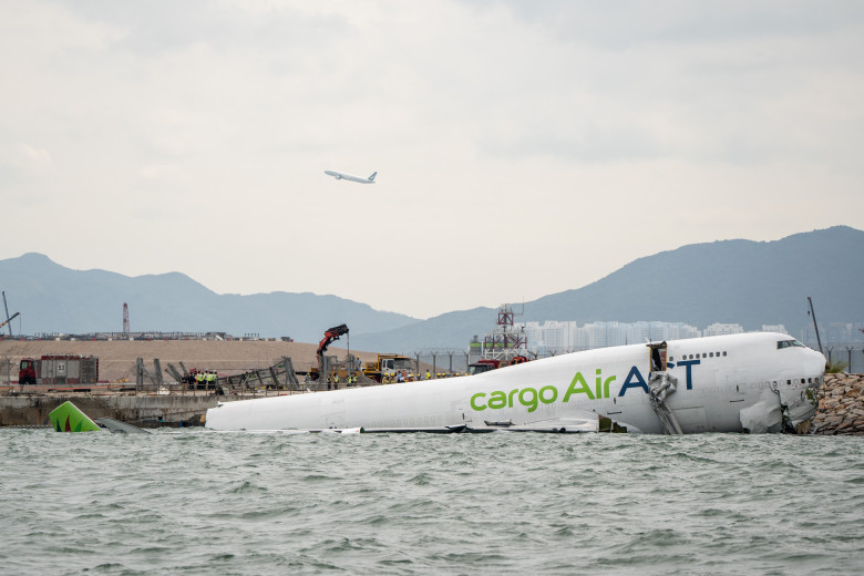 Un avion din Hong Kong a lovit un vehicul la aterizare/ Profimedia
