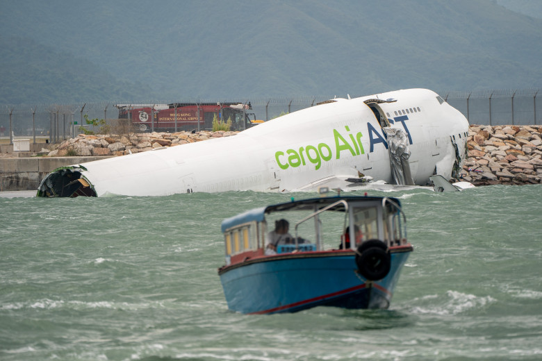 Un avion din Hong Kong a lovit un vehicul la aterizare/ Profimedia