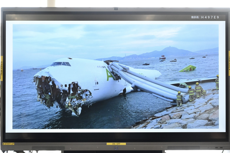Un avion din Hong Kong a lovit un vehicul la aterizare/ Profimedia