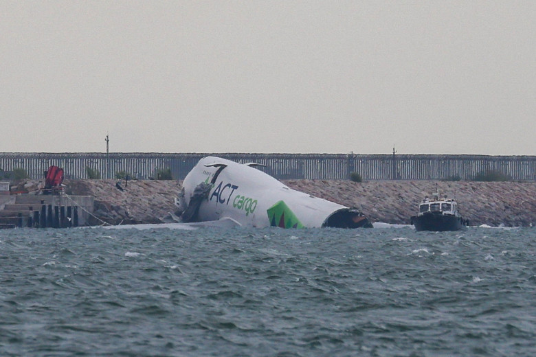 Un avion din Hong Kong a lovit un vehicul la aterizare/ Profimedia