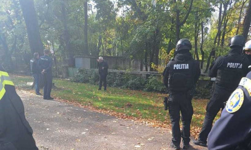 barbat care ameninta ca-si da foc