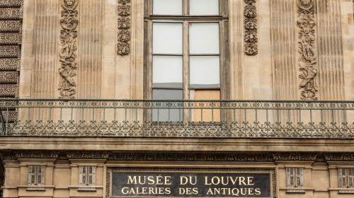 Le musée du Louvre est fermé au public le lendemain du cambriolage spectaculaire et audacieux par quatre voleurs qui ont dérobés les joyaux de la couronne