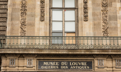 Le musée du Louvre est fermé au public le lendemain du cambriolage spectaculaire et audacieux par quatre voleurs qui ont dérobés les joyaux de la couronne