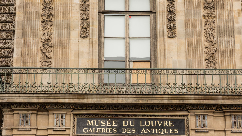 Le musée du Louvre est fermé au public le lendemain du cambriolage spectaculaire et audacieux par quatre voleurs qui ont dérobés les joyaux de la couronne